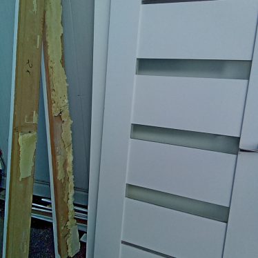 3 vnt durys su staktom