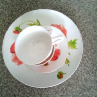 Lėkštės  ir puodeliai