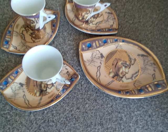 4 puodeliai su lėkštutėm