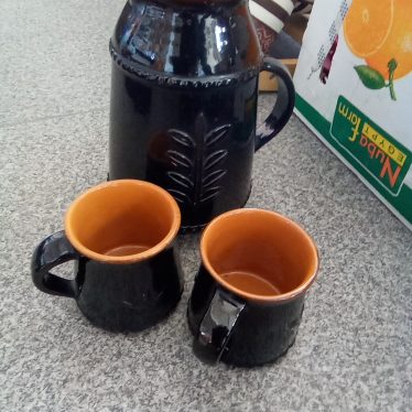 Ąsotis su puodeliais