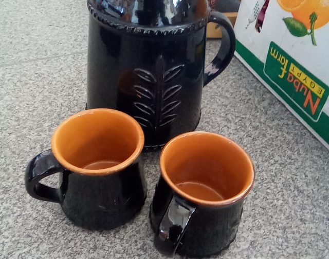 Ąsotis su puodeliais