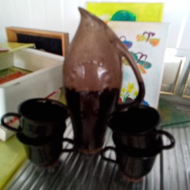 Ąsotis su puodeliais