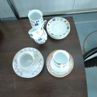 Puodeliai su lėkštutėmis
