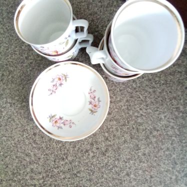 Puodeliai ir lėkštutės