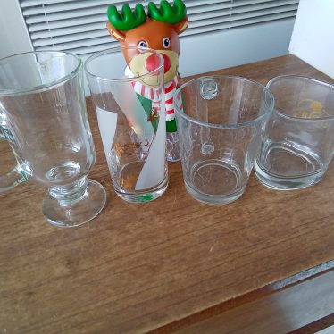 Puodukai ir stiklinės