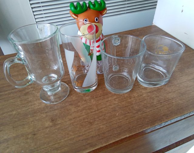 Puodukai ir stiklinės