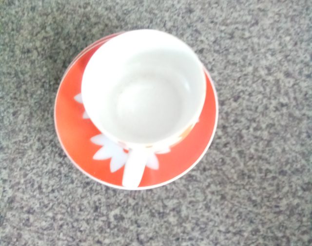 Puodelis ir lėkštutės