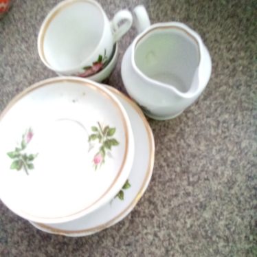 Lėkštės  ir puodeliai