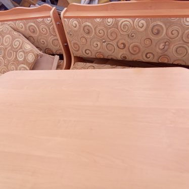 Virtuvinis stalas ir kampas