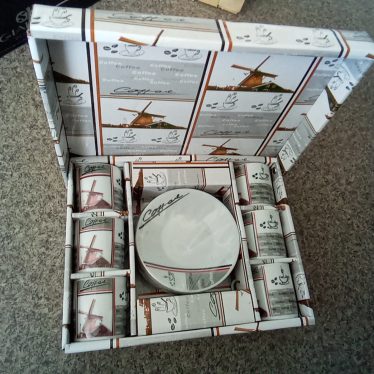 Puodeliai su lėkštutėmis