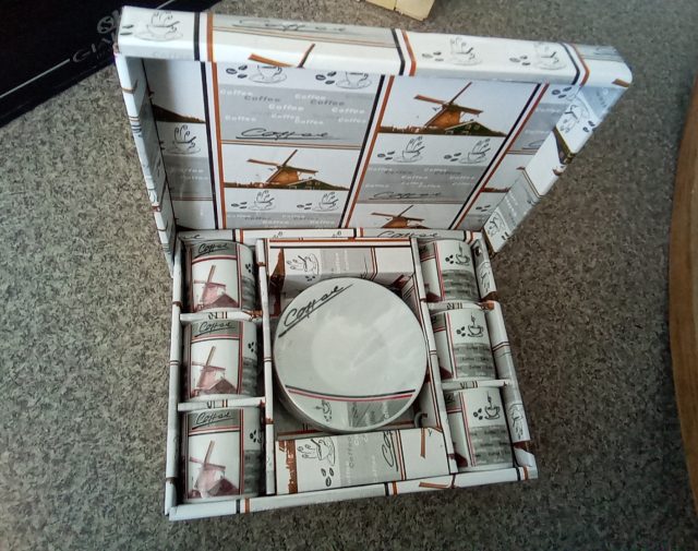 Puodeliai su lėkštutėmis