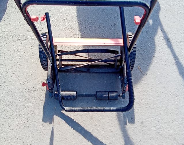 Rankinė žoliapjovė