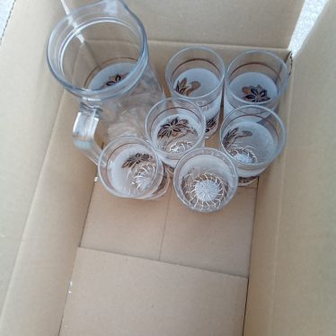 5 stiklinės ir ąsotis