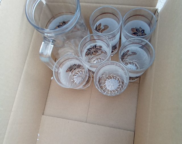 5 stiklinės ir ąsotis