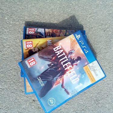 3 kompaktiniai diskai