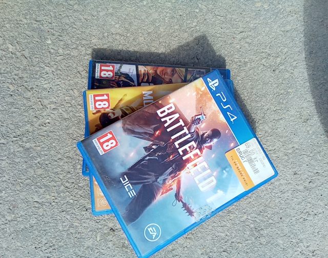 3 kompaktiniai diskai