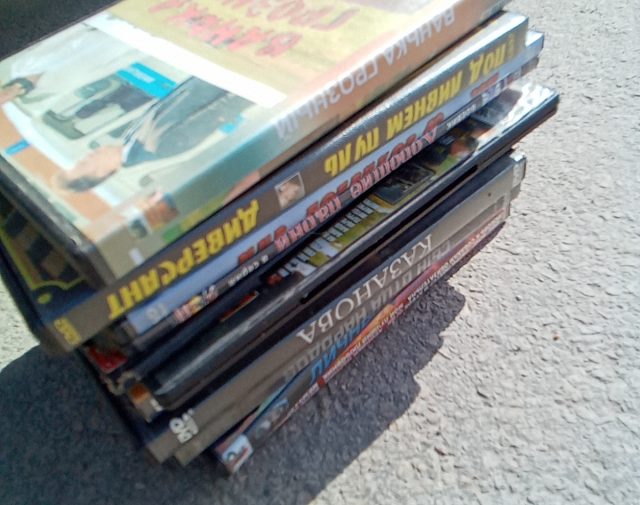 9 kompaktiniai diskai