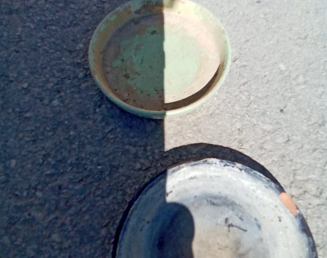 2 lėkštutės po vazonais