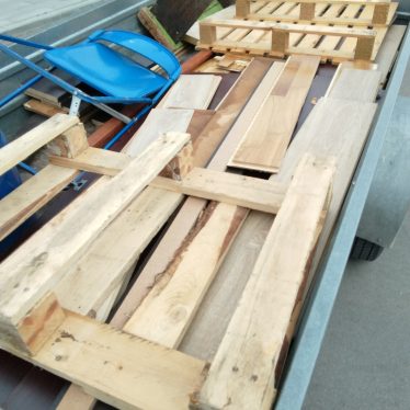 Mediena lauko tualeto statymui