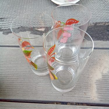 3 stiklinės
