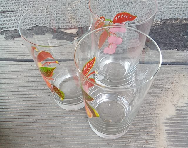 3 stiklinės