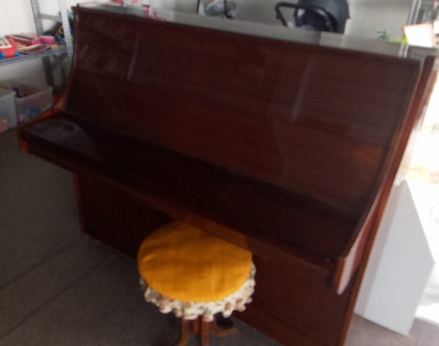 Pianinas su kede